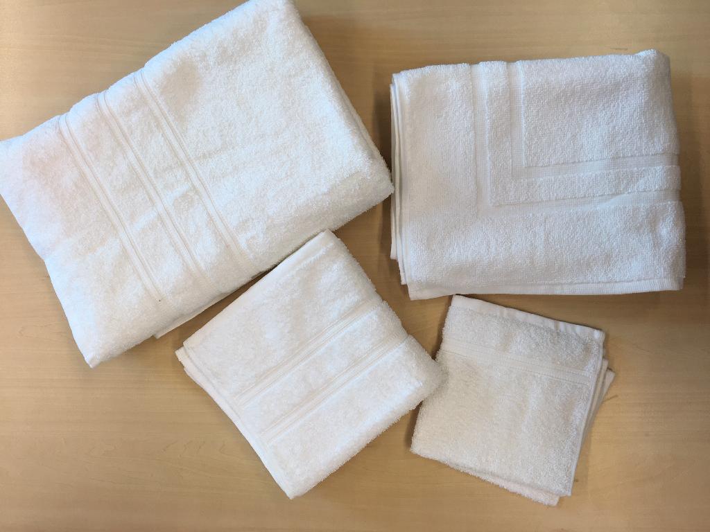 Een set huidhoudlinnen met onder andere de volgende kenmerken:
- bedoeld voor huishoudelijk gebruik;
- vervaardigd van een weefsel van lussenstof van -volgens opgave- katoen;
- rechthoekig of vierkant van vorm;
- omgezoomde randen;
- geconfectioneerd;
- voorzien van 1 of meer ingeweven sierstrepen;
- afmetingen van ongeveer 137 x 70 cm, 88 x 57 cm, 78 x 40 cm en 34 x 34 cm. 
De set wordt bijeengehouden door middel van een lint met een strik en opgemaakt voor de verkoop in het klein in een kunststof zak.