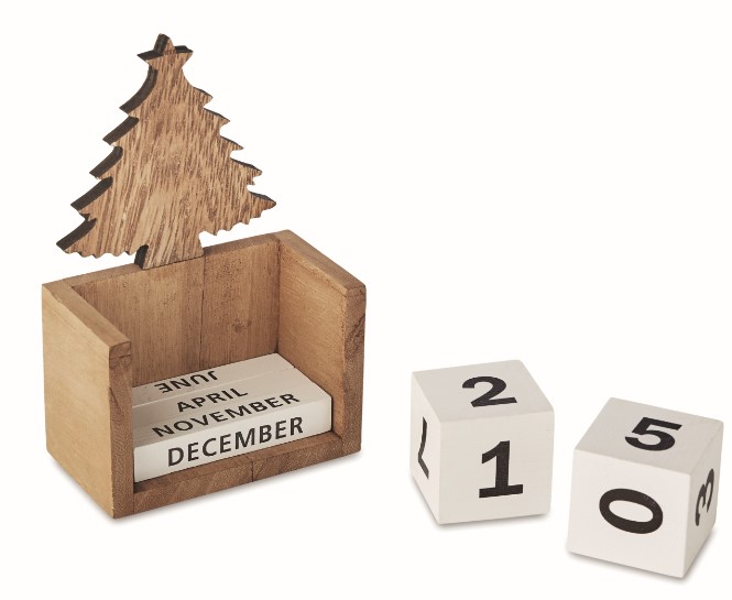 Een zogenoemde eeuwigdurende kalender in een houder met -volgens opgave- onder andere de volgende technische en uiterlijke kenmerken:
- kan bijvoorbeeld worden gebruikt als bureaukalender;
- vervaardigd van hout;
- een rechthoekige houder;
- geheel open aan de voorzijde;
- aan de achterkant voorzien van een kerstboom met een ster;
- afmetingen zonder kerstboom van ongeveer 9 x 5 x 6 cm;
- 2 kubusvormige blokjes waar de nummers 0 tot en met 5 en 0, 1, 2, 6/9, 7 en 8 op zijn gedrukt met
  afmetingen van 3,6 x 3,6 x 3,6 cm;
- 3 rechthoekige blokjes waar de namen van de maanden january t/m april, may t/m august en 
  september t/m december op zijn gedrukt afmetingen van 7 x 1,2 x 1,2 cm.
