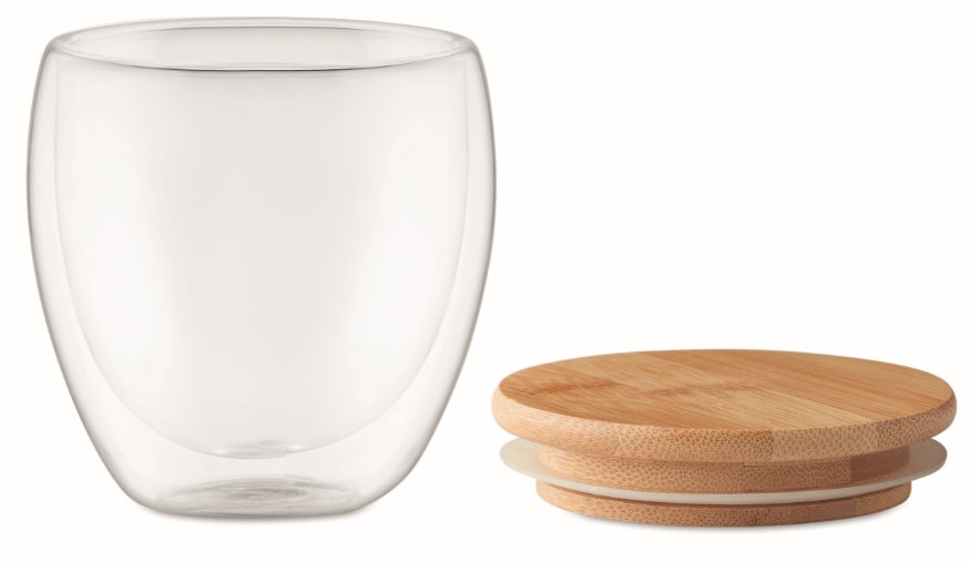 Een drinkglas met deksel met -volgens opgave- onder andere de volgende technische en uiterlijke kenmerken:
- het drinkglas is vervaardigd van helder, borosilicaatglas;
- het deksel is vervaardigd van bamboe en voorzien van een siliconen ring;
- zonder oor;
- dubbelwandig;
- mechanisch vervaardigd;
- niet geslepen of op andere wijze versierd;
- een inhoud van 250 ml.
Het artikel is opgemaakt voor de verkoop in het klein in een doosje van karton.
