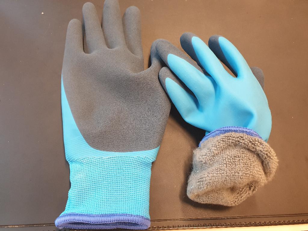 Een handschoen met de volgende kenmerken en eigenschappen:
- een buitenzijde die bestaat uit textiel van polyester met een dubbele deklaag van rubber zonder celstructuur;
- aan de binnenzijde gevoerd met textiel van acryl;
- het met rubber beklede textiel weegt per vierkante meter niet meer dan 1,5 kilogram.
Aangeboden in paren.