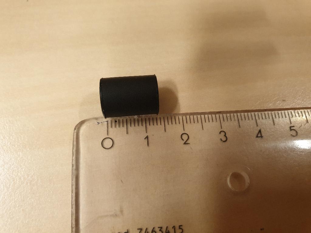 Een zogenoemde connector met -volgens opgave- onder andere de volgende technische en uiterlijke kenmerken:
- houdt een keg/fust van een biertapsysteem op zijn plek;
- vervaardigd van siliconen;
- rond van vorm;
- aan één uiteinde open, aan het andere uiteinde afgesloten en voorzien van een gaatje in het 
  midden;
- afmetingen van 14 x 10 mm.
