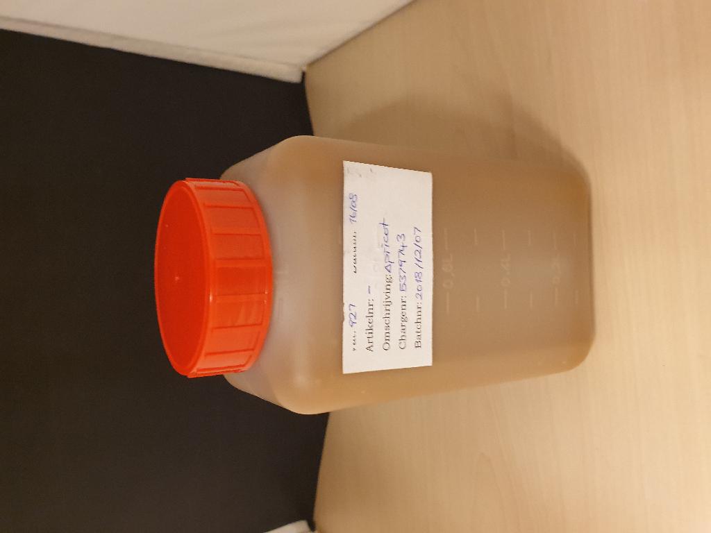 Een vloeistof met –volgens opgave- de volgende kenmerken en eigenschappen:
- samengesteld voor gebruik in de voedingsmiddelenindustrie;
- geconcentreerde abrikozenpuree;
- met onder andere natuurlijke suikers;
- een oranje/bruine viskeus uiterlijk.
Het product wordt in bulk aangeboden.