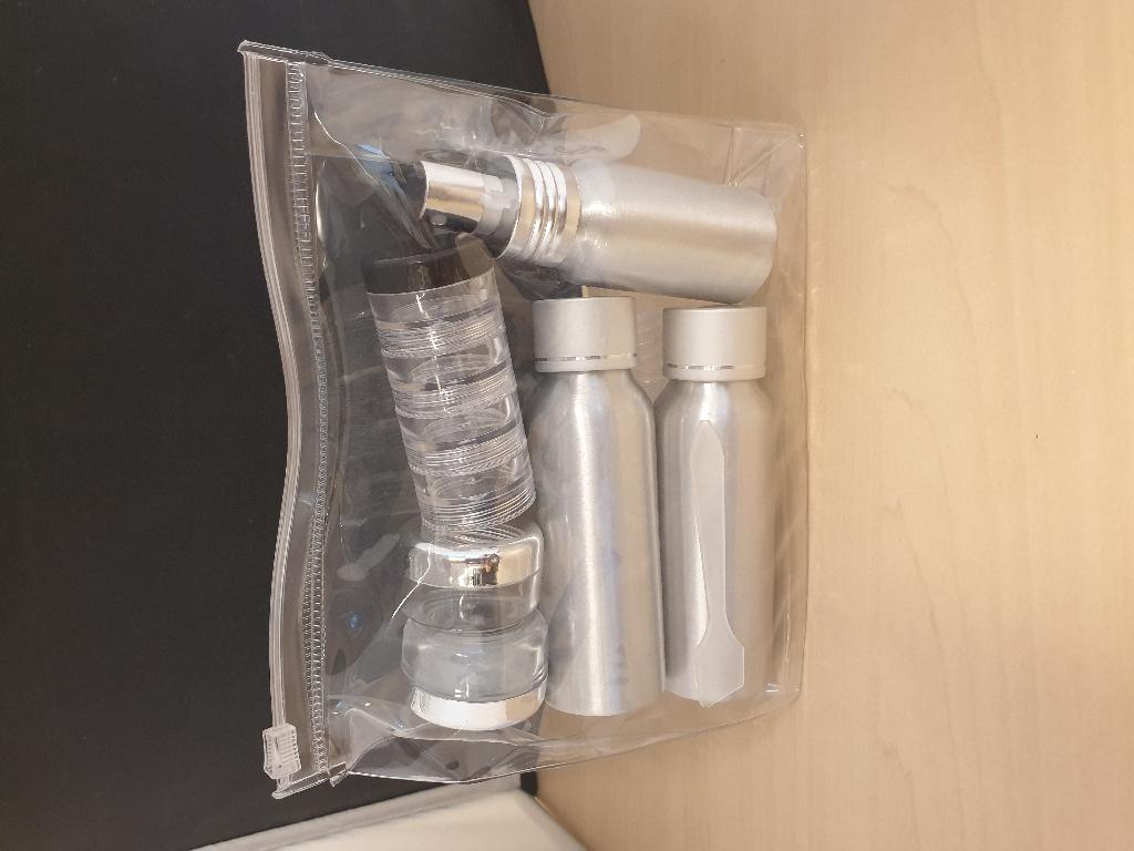 Een zogenoemd reissetje, zijnde een assortiment met -volgens opgave- de volgende technische en uiterlijke kenmerken:
- bedoeld en geschikt om te vullen met producten voor lichaamsverzorging;
- in hoeveelheden die zijn toegestaan voor vervoer in de handbagage tijdens een vliegreis;
- het reissetje bestaat uit verschillende crème doosjes, een sprayflesje, diverse flesjes, een spatel en 
  een pipet;
- een 4-laags crème doosje met een schroefdop, vervaardigd van kunststof;
- 2 crème doosjes met een schroefdop, vervaardigd van kunststof met een inhoud van 15 ml;
- 1 sprayflesje vervaardigd van aluminium met een verstuifpompje met een inhoud van 30 ml;
- 2 flesjes met een schroefdop vervaardigd van aluminium met een inhoud van 80 ml;
- niet gevuld;
- het spateltje en de vul pipet zijn vervaardigd van kunststof.
Het assortiment is opgemaakt voor de verkoop in het klein en verpakt in een kunststof tasje met een zogenoemde ziplock.