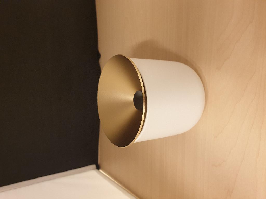Een bekervormig afvalbakje met – volgens opgave – de volgende kenmerken:
- ontworpen om gebruikte tabaksticks hygiënisch weg te gooien;
- vervaardigd van porselein, met een deksel van geanodiseerd aluminium;
- het deksel is voorzien van een siliconenring;
- rond van vorm;
- het holle ronde deksel heeft in het midden een ronde opening met een diameter van 18 millimeter;
- het deksel heeft een diameter van 87 millimeter;
- het bekervormige deel heeft een hoogte en diameter van 87 en 83 millimeter.
Het geheel wordt in een kubusvormige kartonnen kleinhandelsverpakking aangeboden.