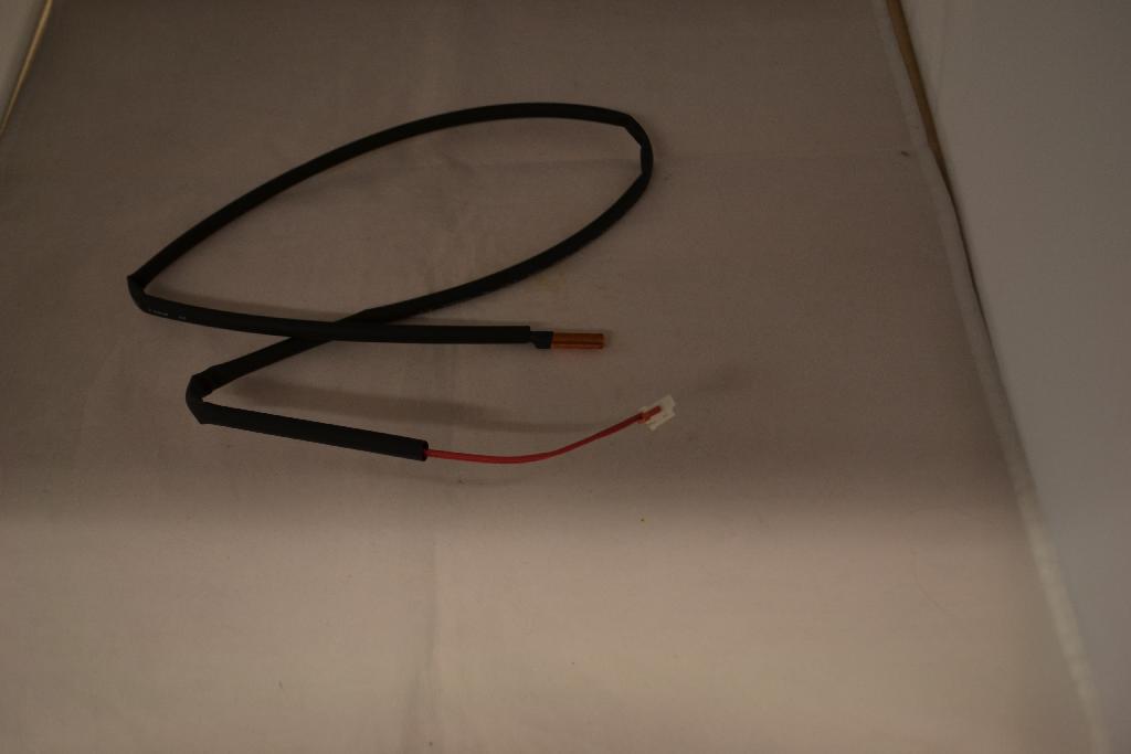 Een zogenoemde thermistor met -volgens opgave- onder andere de volgende kenmerken en eigenschappen:
- voor gebruik in een verdamper van een airconditioner;
- geeft bij input van een laagstroomvoltage (vermogen < 20 W) een bepaalde weerstand;
- afhankelijk van de temperatuur gaat de weerstand omhoog of omlaag wanneer de temperatuur toe- of afneemt;
- in een koperen behuizing, verbonden met een kabel dat aan de andere uiteinde is voorzien van een stekker.