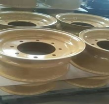 Een velg met -volgens opgave- onder andere de volgende technische en uiterlijke kenmerken:
- bestemd voor bevestiging op een gedragen (landbouw)machine;
- van staal;
- niet voor gebruik op de openbare weg;
- voorzien van bevestigings-/boutgaten.