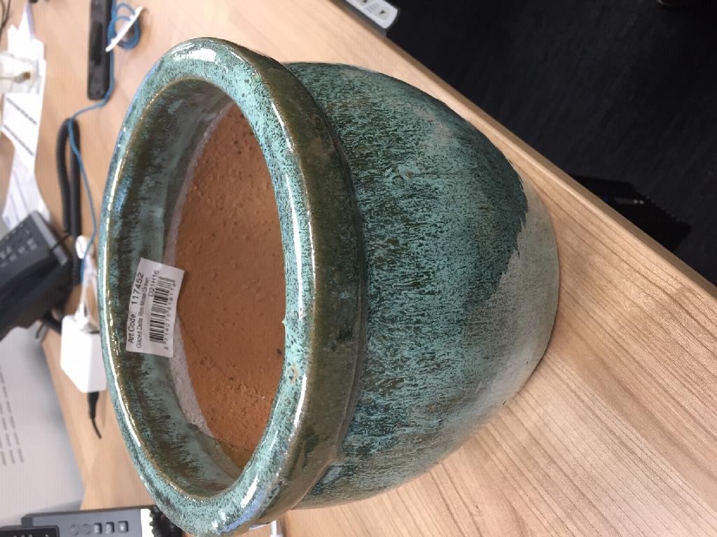 Een pot met -volgens opgave- onder andere de volgende kenmerken en eigenschappen;
- een ronde opening aan de bovenzijde;
- een gaatje in de bodem;
- een buitenpot voor planten;
- vervaardigd van keramische stoffen;
- geglazuurd;
- niet doorschijnend.