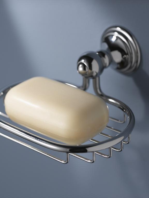 Een zogenoemde zeephouder met –volgens opgave– onder andere de volgende kenmerken:
- een sanitair artikel bestemd om een stukje zeep op te leggen;
- vervaardigd van verchroomd messing (koperlegering);
- glanzend;
- ovaal, bestaande uit een bodem van 7 evenwijdig lopende draden, een buisvormige rand en een ronde kolom in de vorm van een pion met een afdekrozet voor bevestiging aan een wand of muur;
- afmetingen van ongeveer 153 x 168 mm.
Het artikel is opgemaakt voor de verkoop in het klein in een verpakking van karton en kunststof en is tezamen verpakt met niet karakterbepalende schroeven en pluggen.