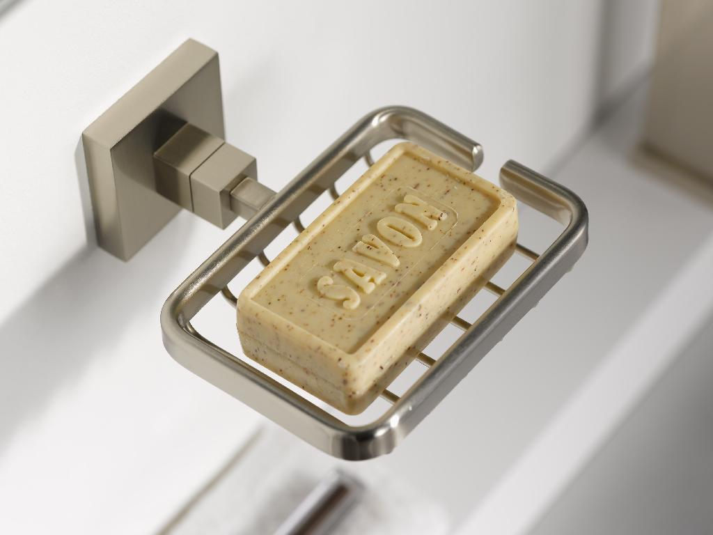 Een zogenoemde zeephouder met –volgens opgave– onder andere de volgende kenmerken:
- een sanitair artikel bestemd om een stukje zeep op te leggen;
- vervaardigd van messing (koperlegering);
- verchroomd, glanzend of mat afgewerkt;
- rechthoekig, bestaande uit een bodem van 6 evenwijdig lopende draden, een platte rand en een vierkante kolom met een afdekrozet voor bevestiging aan een wand of muur;
- afmetingen van 122 x 137 mm.
Het artikel is opgemaakt voor de verkoop in het klein in een verpakking van karton en kunststof en is tezamen verpakt met niet karakterbepalende schroeven en pluggen.