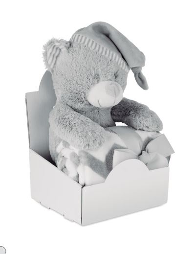 Een fleece deken met onder andere de volgende kenmerken;
- vervaardigd van een brei- of haakwerk van –volgens opgave- polyester;
- rechthoekig van vorm met afgeronde hoeken, rondom afgewerkt met een zogenoemde festonsteek; 
- voorzien van strepen; 
- afmetingen van ongeveer 77 x 89 cm. 
De deken is opgemaakt voor de verkoop in het klein in een display, opgerold en bijeengehouden door een los, gestrikt lint en wordt tezamen aangeboden met een teddybeer, waarvoor separaat een BTI is afgegeven onder referentienummer NL BTI 2020-0398.