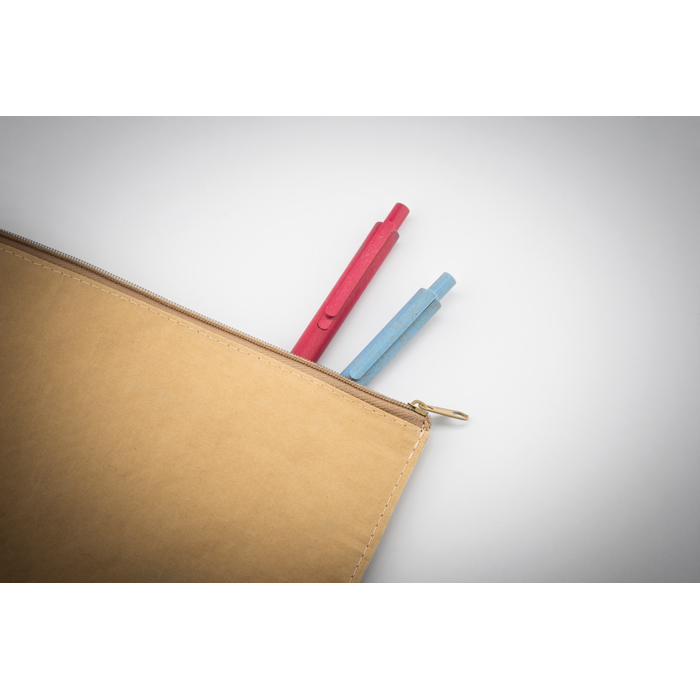 Een etui met -volgens opgave- onder andere de volgende kenmerken:
- bedoeld voor het opbergen van bijvoorbeeld pennen en potloden;
- een buitenkant vervaardigd van kraftpapier;
- een binnenkant vervaardigd van geweven strippen van kunststof;
- aan de bovenzijde voorzien van een ritssluiting;
- afmetingen van 21,7 x 12,8 cm.