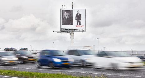 Een led-beeldschermpaneel (een zogenoemde led-wand) met –volgens opgave- onder andere de volgende uiterlijke en technische kenmerken:
- ontworpen voor het doen van mededelingen bijvoorbeeld bij sportevenementen, in metrostelsels, in musea of als informatiebord in een winkel;
- een behuizing van plaataluminium;
- een beeldschermpaneel samengesteld uit 12 of 18 rechthoekige zogenoemde tegelmodules met leds;
- een pixelpitch van 6,667 - 8,33 - 16,667 of 20 mm;
- een candela van 5500, 6000, 7000 of 7500 cd/m3;
- een verwerkingssysteem bestaande uit onder andere een videoprocessor (sending- en receiving-card);
- aansluitingen voor stroomtoevoer en gegevensinvoer;
- een te openen achterzijde van de behuizing van het paneel;
- kan gekoppeld worden aan andere beeldschermen;
- afmetingen 1200 x 800 x 106 mm of 1200 x 1200 x 85 mm;
- een gewicht van 27, 40, 42,65 of 44,45 kg.
Het paneel wordt aangeboden in een afgemeten hoeveelheid overeenkomstig de wens van de afnemer om een scherm te vormen dat videobeelden kan weergeven.