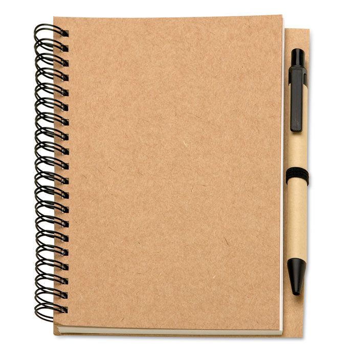 Een assortiment bestaande uit een notitieblok en een kogelpen met onder andere de volgende kenmerken:
- voor het maken van notities;
- schrijfpapier bevestigd in een spiraal met 20 ringen;
- een omslag van karton;
- aan de binnenzijde van de omslag een elastische lus om de pen in te bevestigen;
- een kogelpen met een omhulsel van karton;
- de kogelpen is voorzien van kunststof delen;
- 70 blanco papiervellen van – volgens opgave- gerecycled papier;
- de afmetingen van het geheel zijn ongeveer 18 x 13 x 0,8 cm.