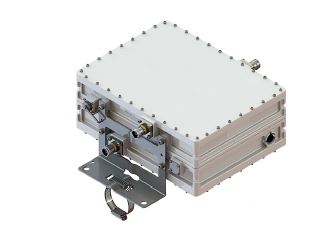 Een zogenoemde tower mounted amplifier (antenneversterker) met –volgens opgave– onder andere de volgende uiterlijke en technische kenmerken:
- een antenneversterker bestemd voor montage bij de antenne in mobiele masten of basis zendontvanger stations;
- voor de versterking van de hoogfrequente signalen die worden opgevangen door antennes;
- voor montage aan de mast of aan een wand;
- in een behuizing met onder meer 2 input ingangen en 2 output uitgangen;
- een frequentie van 1800 tot 2600 MHz en een versterking van 12 dB; 
- afmetingen van 245 x 125 x 326 mm en een gewicht van 14,2 kg.
Het product is opgemaakt voor de verkoop in het klein en wordt tezamen aangeboden met niet karakterbepalende goederen zoals montagemateriaal en een gebruiksaanwijzing.