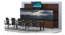 Een zogenoemde videoconferentie studio met -volgens opgave- onder andere de volgende uiterlijke en technische kenmerken:
- voor online videocommunicatie;
- aangeboden als een systeem bestaande uit meerdere componenten;
- 65 inch 4K UHD monitoren (3x);
- 55 inch HD LCD monitor bedoeld voor presentaties;
- 3 televisiecamera’s;
- 3 plafond microfoons;
- 3 luidsprekers en 1 subwoofer met 3 kanaals versterker;
- 16 kanaals audiosysteem;
- Codec hardware voor het coderen/decoderen of comprimeren/decomprimeren van audio en video;
- 10 inch LCD touchscreen bedieningspaneel (1280 x 800) met RJ45 PoE aansluiting in een behuizing met 
  een beeldhoek van 30-65 graden;
- het bedieningspaneel is bedoeld om het geheel in te stellen en de verbinding voor videocommunicatie 
  tot stand te brengen;
- een MDF achterwand met mediapaneel inclusief bevestigingsmateriaal, een tafel en 6 stoelen;
- afmetingen studio 4,65 x 6,4 x 2,44 m.
Het geheel wordt tezamen aangeboden met bijbehorende software. Alle componenten, de tafel en stoelen uitgezonderd, zijn via kabels verbonden met de Codec. Codec is aangesloten op het bedieningspaneel welke via de RJ45 aansluiting is verbonden met het ethernet netwerk.