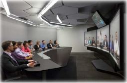 Een zogenoemde videoconferentie studio met -volgens opgave- onder andere de volgende uiterlijke en technische kenmerken:
- voor online videocommunicatie;
- aangeboden als een systeem bestaande uit meerdere componenten;
- 86 inch UHD LCD (3840 x 2160) monitoren (3x);
- 55 inch HD LCD monitor bedoeld voor presentaties;
- 3 televisiecamera’s;
- 3 plafond microfoons;
- 5 luidsprekers met een 3 kanaals versterker;
- 16 kanaals audiosysteem;
- Codec hardware voor het coderen/decoderen of comprimeren/decomprimeren van audio en video;
- 10 inch LCD touchscreen bedieningspaneel (1280 x 800) met RJ45 PoE aansluiting in een behuizing 
  met een beeldhoek van 30-65 graden;
- het bedieningspaneel is bedoeld om het geheel in te stellen en de verbinding voor videocommunicatie 
  tot stand te brengen;
- een MDF achterwand met mediapaneel inclusief bevestigingsmateriaal, een tafel en 9 of 21 stoelen;
- afmetingen studio 8,1 x 5,5 meter (9 personen);
- afmetingen studio 8,9 x 7 meter (21 personen).
Het geheel wordt tezamen aangeboden met bijbehorende software. Alle componenten, de tafel en stoelen 
uitgezonderd, zijn via kabels verbonden met de Codec. Codec is aangesloten op het bedieningspaneel welke via de RJ45 aansluiting is verbonden met het ethernet netwerk.