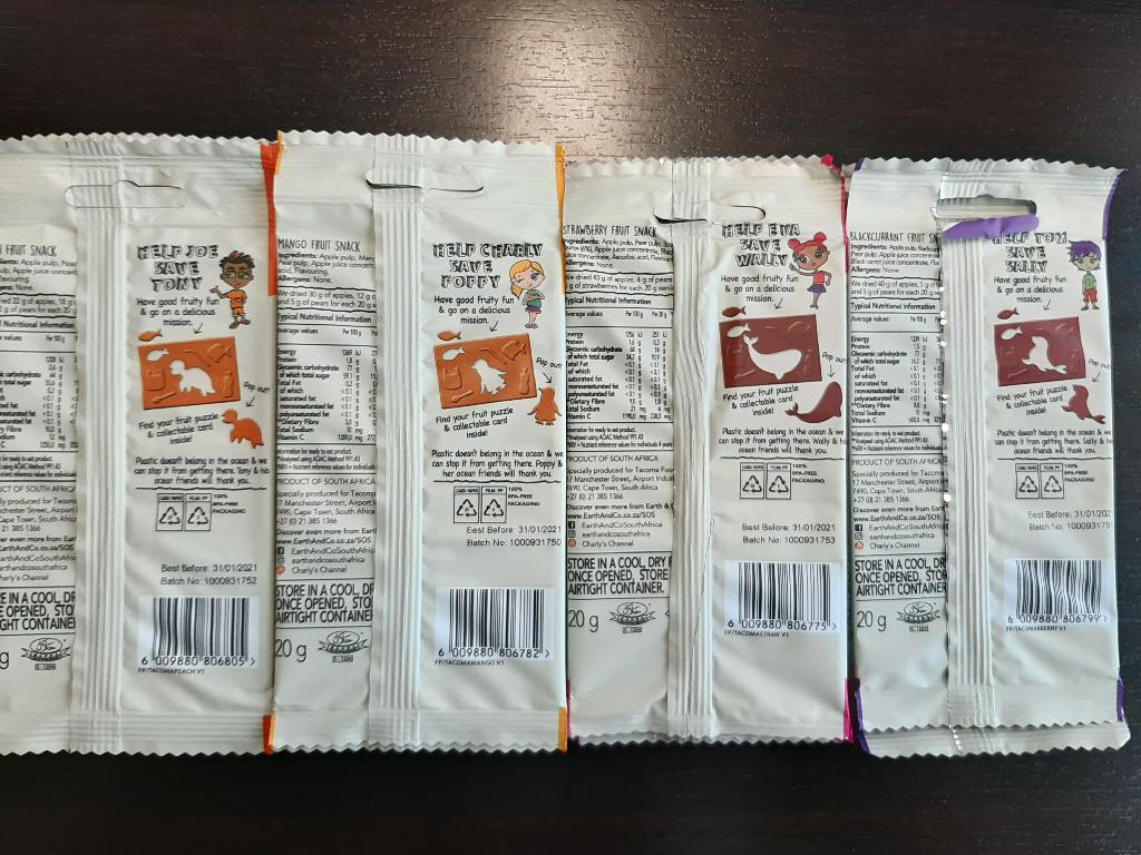 Een bereiding van vruchten met -volgens opgave- onder andere de volgende kenmerken en ingrediënten:
- in de vorm van een donkerbruine rechthoekige plak met uitneembare voorgesneden vormen;
- appelpulp, zwarte bessenpuree, perenpulp en appelsapconcentraat;
- ascorbinezuur, zwarte wortelsapconcentraat en aroma;
- afmetingen van ongeveer 11 x 6 cm.
Het product is opgemaakt voor de verkoop in het klein en wordt aangeboden in een verpakking met een netto gewicht van 20 gram.