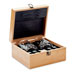Een zogenoemde whisky geschenkset met -volgens opgave- onder meer de volgende kenmerken en bestaande uit:
- bestemd voor het drinken van whisky;
- 2 drinkglazen, mechanisch vervaardigd, met een inhoud van 300 ml;
- 8 zwarte kubusvormige stenen vervaardigd van basalt voor gebruik als herbruikbare ijsblokjes; 
- een ijsblokjestang vervaardigd van roestvrijstaal;
- een opbergzakje vervaardigd van textiel van katoen;
- een houten kistje vervaardigd van bamboe voorzien van een scharnierend deksel met een sluiting. 
Het geheel is opgemaakt voor de verkoop in het klein.