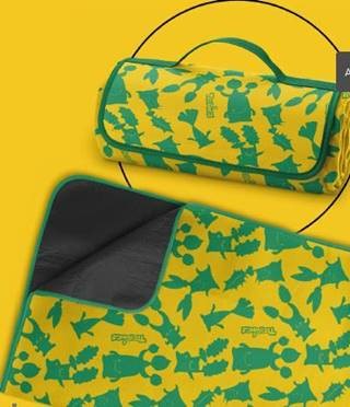 Een zogenoemd picknickkleed met -volgens opgave- de volgende kenmerken:
- bedoeld om op te zitten bij het picknicken;
- een bovenzijde van een weefsel van synthetische textielvezels van polyester;
- een tussenlaag van gebonden textielvlies dat door verhitting of verlijming aan de bovenzijde
vastkleeft en gemakkelijk van deze laag is los te maken;
- een onderzijde vervaardigd van een vel kunststof van polyethyleen vinyl acetaat;
- rondom voorzien van een bies van weefsel aan de randen;
- aan 1 zijde voorzien van een flap en een handvat om het kleed in opgerolde staat te kunnen
vervoeren;
- afmetingen van 140 x 170 cm.