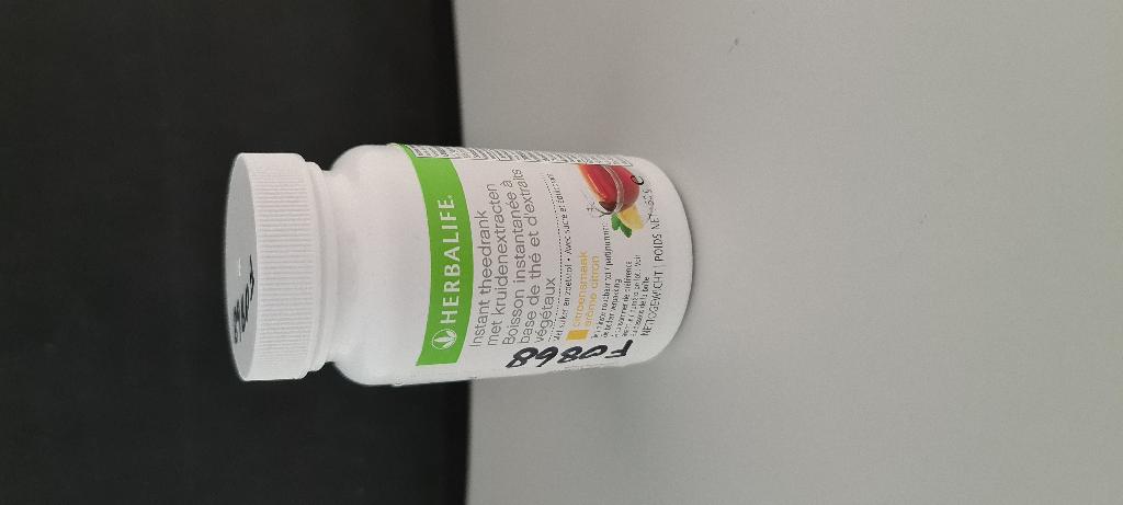 Een drankconcentraat met -volgens opgave- onder meer de volgende kenmerken en eigenschappen:
- bedoeld voor menselijke consumptie;
- in de vorm van een bruin poeder;
- maltodextrine;
- fructosepoeder;
- orange pekoe (een zwarte thee) extract;
- groene thee;
- smaakstof (van citroenschillen).
Het product is opgemaakt voor verkoop in het klein en wordt aangeboden in een kunststof potje met schroefdeksel met een netto inhoud van 50 g.