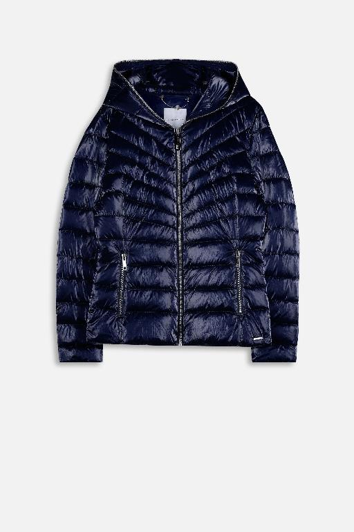 Een damesjas, met -volgens opgave- onder andere de volgende kenmerken:
- in de verschijningsvorm van een donkerblauw glimmend donsjasje;
- glimmend;
- gewatteerd met capuchon;
- kort model;
- getailleerd;
- ritssluiting;
- zakken met ritssluiting;
Het product is opgemaakt voor de verkoop in het klein en wordt aangeboden in een originele plastic verpakking.