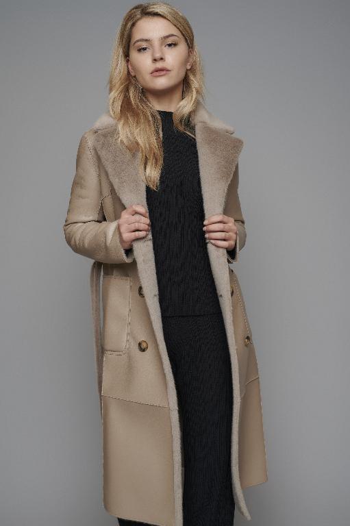 Een damesjas, met -volgens opgave- onder andere de volgende kenmerken:
- in de verschijningsvorm van een cremekleurige jas;
- leatherlook;
- sluiting met knopen;
- lang model;
- losse riem;
- steekzakken met rits.
Het product is opgemaakt voor de verkoop in het klein en wordt aangeboden in een originele plastic verpakking.