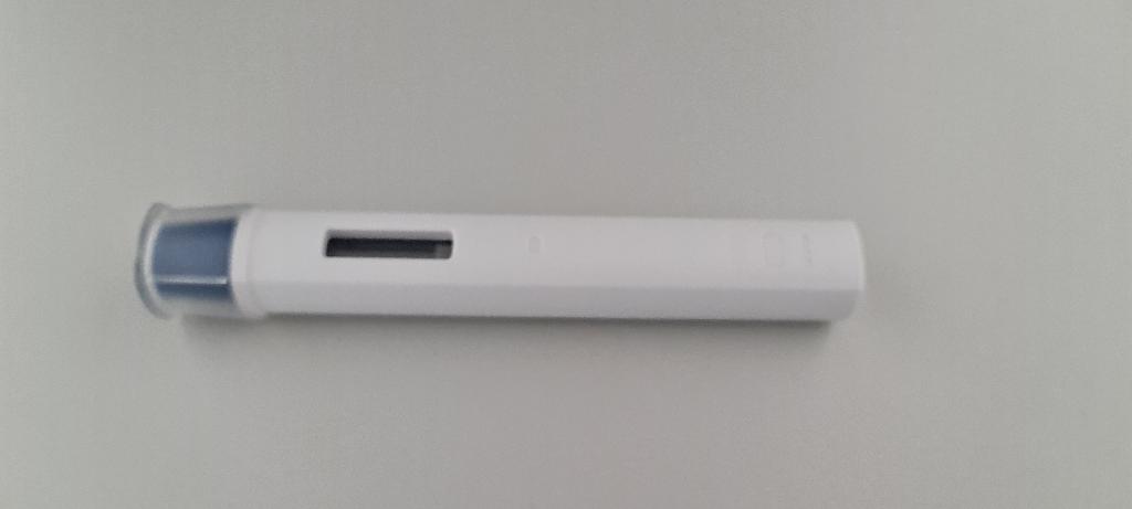 Een demonstratie-pen met –volgens opgave- de volgende kenmerken en eigenschappen:
- voor instructiedoeleinden;
- voor het demonstreren van de werking van een automatische injectiepen;
- vervaardigd van voornamelijk kunststof;
- een doorzichtige dop met staaf voor het indrukken van de naaldhouder;
- een pen met een venster, beweegbare naaldhouder (geen naald aanwezig) met veermechanisme en een leeg vloeistofreservoir;
- de pen is een weergave van een pen met een werkzame vloeistof en naald die bedoeld is voor gebruik door verplegend personeel, patiënten en hun familie;
- afmetingen inclusief dop 151 x 24 x 24 mm;
- voor een inhoud van 225 mg of 1,5 ml.
Het geheel wordt aangeboden in handtasje met instructieboekje.
