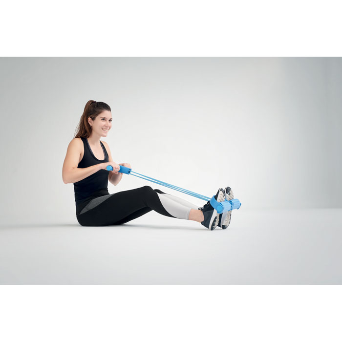 Een fitnessapparaat met -volgens opgave- onder andere de volgende kenmerken:
- bedoeld voor het trainen van onder andere buik-, been-, rug- en armspieren;
- 4 elastische weerstandsbanden;
- 2 voetpedalen met een zachte band voor over de wreef van de voet;
- een horizontale stang aan de bovenzijde met een zachte handgreep;
- kan zowel staand, zittend als liggend worden gebruikt;
- afmetingen van ongeveer 25,5 x 42,5 cm.
Het artikel is opgemaakt voor de verkoop in het klein en is tezamen verpakt met een niet karakterbepalende RPET opbergzak.