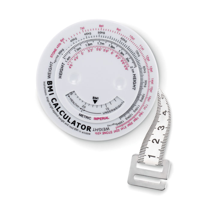 Een rolmeetlint met -volgens opgave- onder andere de volgende kenmerken:
- bedoeld voor het meten van de omtrek van onder andere de taille, heupen en benen;
- kan ook als gewoon meetlint gebruikt worden;
- vervaardigd van kunststof;
- een meetbereik van 0 tot 150 cm met een nauwkeurigheid in mm;
- tweezijdig bedrukt;
- aan het uiteinde voorzien van een haakje van onedel metaal;
- geplaatst in een ronde behuizing van kunststof;
- voorzien van gewichtsaanduidingen van 6 tot en met 22 stone en 35 tot en met 130 kg en lengteaanduidingen van 140 tot en met 210 cm en 4.6 tot en met 6.9 feet;
- een draaischijf met venster voor het aflezen van de BMI waarde aan de hand van de lengte en het gewicht;
- een gripvergrendeling;
- afmetingen van ongeveer Ø7 x 2 cm.