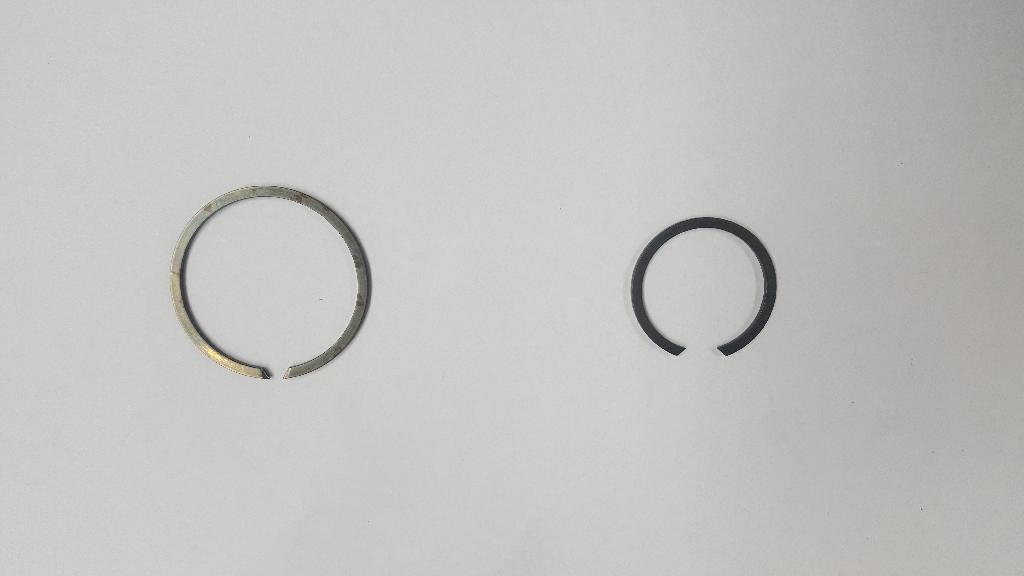 Een borgring (circlip) met –volgens opgave- de volgende kenmerken en eigenschappen:
- voor het borgen van naaldlagers in schachten en boringen (uithollingen in gaten) van diverse machines en toestellen, waardoor bewegingen in axiale richting worden voorkomen;
- van verenstaal;
- c-vormig;
- in verschillende diameters variërend van 7 tot 440  mm of van 4 tot 390 mm.