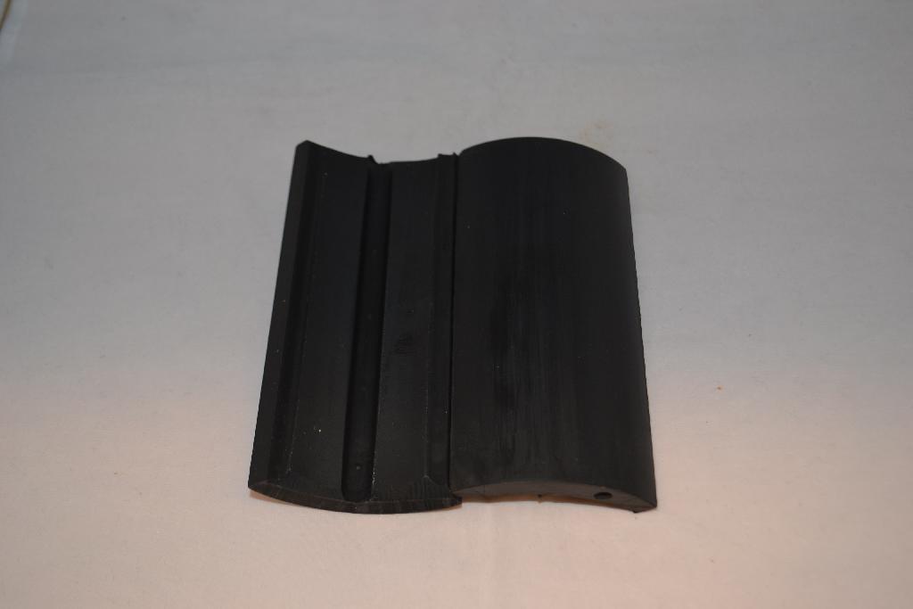Een zogenoemde demountable rubber stave bearing met -volgens opgave- onder meer de volgende uiterlijke kenmerken
en eigenschappen:
- voor toepassingen in de beroepsvaart en pleziervaartuigen;
- voor gebruik als lager in schroefaskokers, snijkoppen, pompen en zogenaamde struts;
- vermindert de overdracht van trillingen door een lagere wrijving;
- vervaardigd van licht gebogen niet-gevulcaniseerd rubber (nitrile rubber) zonder celstructuur;
- bij plaatsing in een cilindrische behuizing met identieke afmetingen wordt een cilindrische lager gevormd waarbij de as in de lager glijdt;
- gegoten watergroeven voor een hydrodynamische (water)smering;
- individueel te demonteren en te plaatsen zonder de cilindrische behuizing te verwijderen;
- het product wordt in verschillende afmetingen geleverd.