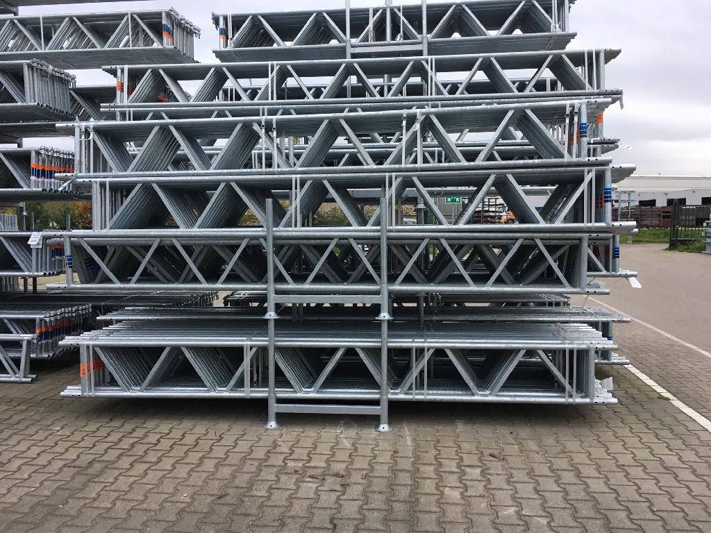 Zogenoemde vakwerkspanten of tralieliggers vervaardigd van aluminium met -volgens opgave- onder meer de volgende kenmerken en eigenschappen:
- bestemd als essentieel bestanddeel voor het bouwen van een steiger;
- bestaande uit verschillende aluminium profielen die door middel van lassen zijn geassembleerd; 
- vervaardigd van niet-gelegeerd aluminium; 
- kan zonder verdere bewerking worden toegepast als deel van een steiger;
- in diverse vormen en afmetingen.