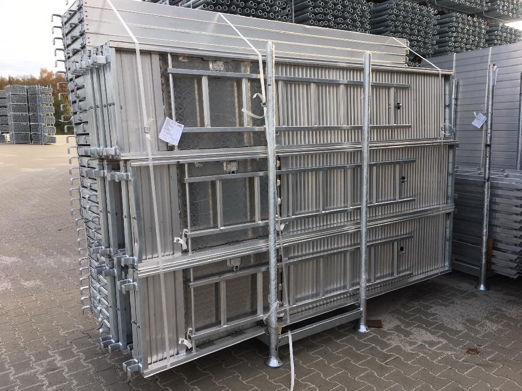 Een ladderplatform vervaardigd van aluminium met -volgens opgave- onder meer de volgende kenmerken en eigenschappen:
- bestemd als essentieel bestanddeel voor het bouwen van een steiger;
- bestaande uit verschillende aluminium profielen en een daaraan bevestigde geïntegreerde ladder en bodemplaat die door middel van lassen en met toepassing van bevestigingsmiddelen zijn geassembleerd tot een ladderplatform; 
- vervaardigd van gelegeerd aluminium; 
- kan zonder verdere bewerking worden toegepast als deel van een steiger;
- in diverse vormen en afmetingen.