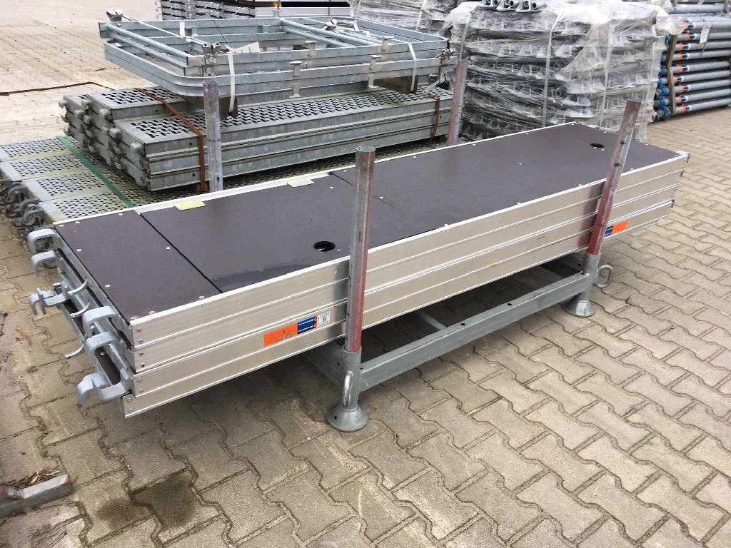 Een ladderplatform met een plywood bodemplaat met -volgens opgave- onder meer de volgende kenmerken en eigenschappen:
- bestemd als deel voor het bouwen van een steiger;
- voor gebruik als steigerplatform en opgang tussen steigerverdiepingen;
- bestaande uit verschillende aluminium profielen en een daaraan bevestigde bodemplaat vervaardigd van multiplex die door middel van lassen en met toepassing van bevestigingsmiddelen zijn geassembleerd tot een ladderplatform; 
- vervaardigd van gelegeerd aluminium; 
- kan zonder verdere bewerking worden toegepast als deel van een steiger waarin direct een ladder kan worden opgehangen;
- in diverse vormen en afmetingen.