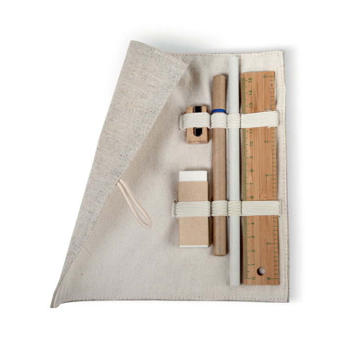 Een zogenoemde schrijf- en tekenset met –volgens opgave- de volgende kenmerken:
- voor bijvoorbeeld kantoor- of hobbygebruik;
- een potlood van papier;
- een kogelpen van hout;
- een vlakgom;
- een bamboe liniaal;
- een potloodslijper van hout.
Het geheel is opgemaakt voor de verkoop in het klein en wordt aangeboden als een assortiment in een rol-etui, inclusief elastiekjes, van jute en katoen.