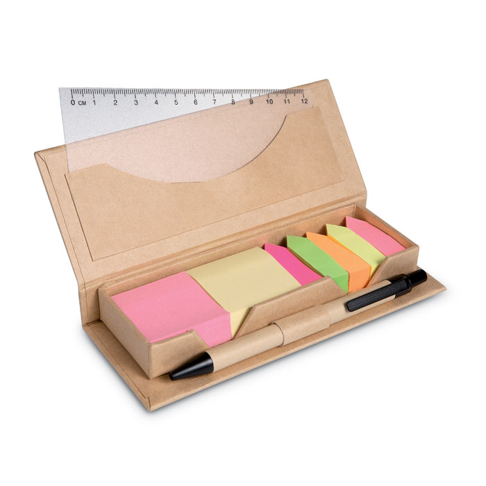 Een zogenoemde kartonnen memoset met -volgens opgave- onder andere de volgende kenmerken:
- voor kantoor- en thuisgebruik;
- voor het maken van notities en het labelen van pagina’s;
- een kogelpen van kunststof en papier;
- een liniaal (12 cm) van kunststof met maatindeling;
- memoblaadjes van onbedrukt papier in 2 verschillende kleuren met aan 1 zijde kleefstof;
- pagina labels van onbedrukt papier in 5 verschillende kleuren met aan 1 zijde kleefstof;
- maximale afmetingen van ongeveer 16 x 6 x 2.3 cm.
Het geheel is opgemaakt voor de verkoop in het klein als een assortiment.