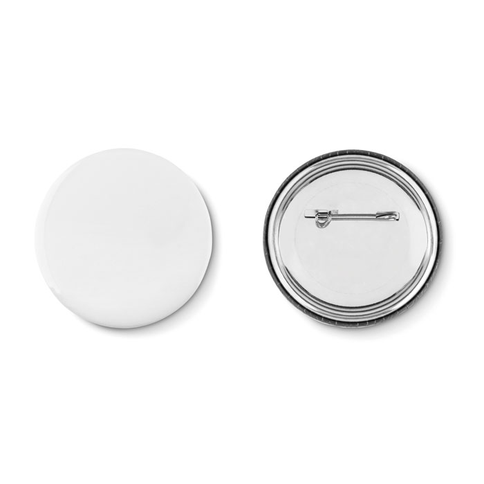 Een zogenoemde button met –volgens opgave- onder andere de volgende kenmerken:
-  bedoeld om op te spelden op bijvoorbeeld kleding;
- vervaardigd van onedel metaal (ijzer);
- rond van vorm;
- achterkant is voorzien van een speld;
- kan bedrukt of onbedrukt worden geleverd;
- vertoont de essentiële kenmerken van het complete of afgewerkte product;
- een diameter van ongeveer ø 5,8 cm.