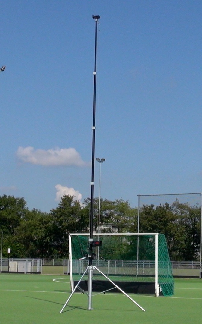 Een telescopisch statief met -volgens opgave- onder meer de volgende uiterlijke en technische kenmerken:
- bestemd om sportwedstrijden en trainingen van grote hoogte te registreren voor video-analyse doeleinden;
- geschikt voor de bevestiging van verschillende camera's;
- een telescopisch statief van aluminium en staal met uitklapbare poten en uitschuifbaar tot een maximale hoogte van 10 m;
- 3 uitklapbare poten met een lengte van ongeveer 105 cm en een gezamenlijke diameter van 3 m;
- voorzien van een lier met kabel, een slipkoppeling, een hendel, een kantelhaspel met een handgreep en een afstandsbediening en een kantelkabel voor het pannen en tilten van een videocamera; 
- een wielstatief met 2 wielen en een diameter van 30 cm voor het verrijden van de videotoren.
- een 7 inch monitor met HDMI in en uit, en AV in en uit en een monitor accu.
Het geheel is opgemaakt voor de verkoop in het klein en wordt aangeboden in een hardschalen waterdichte zogenoemde flightcase van circa 220 cm, voorzien van wielen, met voorgevormde schuimvakken voor het opbergen van de videotoren en een opbergkoffer voor de losse onderdelen.