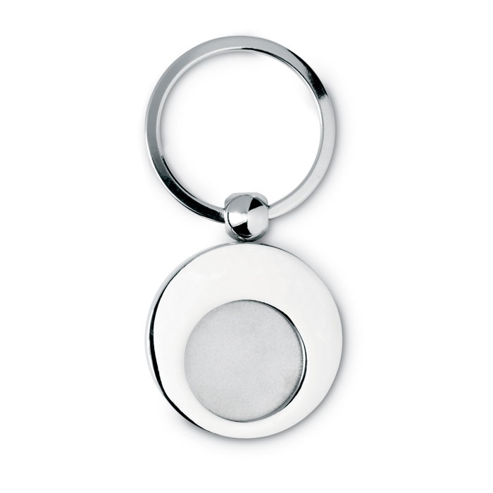 Een combinatie van een sleutelhanger en een winkelwagenmuntje met -volgens opgave- onder andere de volgende kenmerken:
- een platte splitring met een diameter van 2,7 cm;
- vervaardigd van ijzer- of van staaldraad;
- een 1-delig verbindingsstuk van ijzer of van staal;
- een ronde hanger met een diameter van 3,5 cm en een ronde opening waarin een winkelwagenmuntje met een diameter    van 2,2 cm is bevestigd;
- vervaardigd van een zinklegering;
- het muntje wordt door middel van een klemmetje van roestvrij staal op zijn plaats gehouden en door een schuifbeweging uit de hanger gehaald.

Het artikel is opgemaakt voor de verkoop in het klein in een doosje van karton.