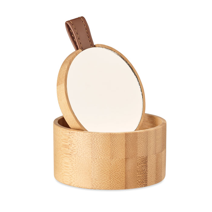 Een zogenoemd juwelendoosje met –volgens opgave– onder andere de volgende kenmerken:
- voor het bewaren van oorbellen, armbanden, kettingen, ringen en andere sieraden;
- vervaardigd van bamboe, aan de binnenkant van het dekseltje voorzien van een spiegeltje; 
- het dekseltje is voorzien van een lus;
- rond, met afmetingen van ongeveer Ø 8 x 4 cm.
Het artikel is opgemaakt voor de verkoop in het klein en wordt aangeboden in een doos van karton.