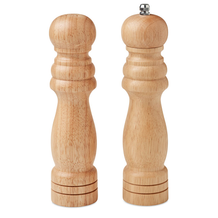 Een set bestaande uit een zoutvaatje en een pepermolen met –volgens opgave– onder andere de volgende kenmerken:
- voor tafel-/keukengebruik;
- om maaltijden op smaak te brengen;
- van hout (van de rubberboom);
- het zoutvaatje heeft aan de bovenzijde 5 strooigaatjes en aan de onderzijde een vulopening, afgesloten met een kunststof draaidop;
- de pepermolen heeft aan de bovenzijde een verwijderbare draaidop (vulopening) die tevens dient voor het handmatig malen;
- de pepermolen is uitgerust met een maalmechanisme van keramiek;
- de doorsnede van beide items bedraagt ongeveer 5 cm;
- de hoogte van beide items bedraagt ongeveer 20 cm.
Het geheel is opgemaakt als een stel voor de verkoop in het klein en wordt aangeboden in een verpakking van karton.