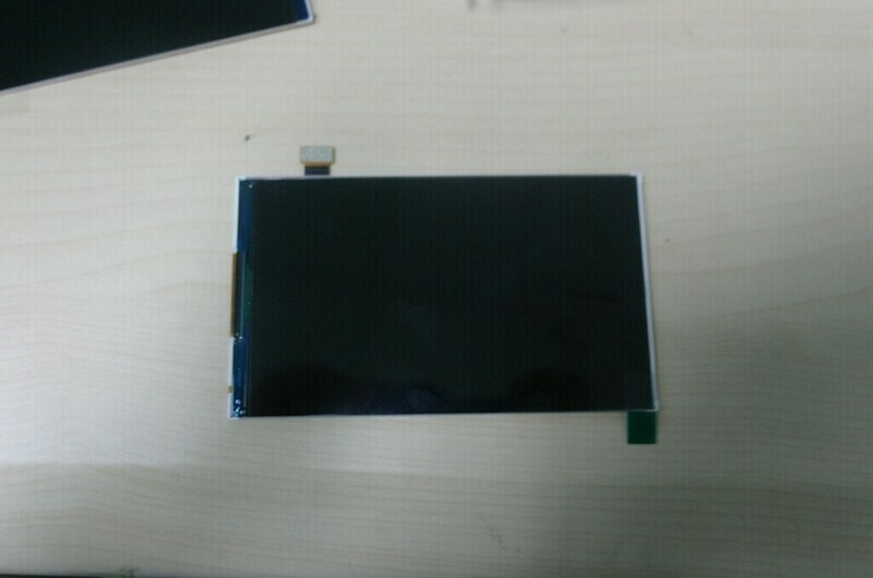 Een module met vloeibare kristallen (LCD) en een matrix van dunnefilmtransistors (TFT) met –volgens opgave- de volgende kenmerken en eigenschappen:
- ontworpen om te worden ingebouwd in een mobiele telefoon die de besturings- en controle-eenheden voor het scherm bevat;
- een aanraakgevoelig scherm;
- een omlijsting van onedel metaal;
- een gedrukte schakeling;
- een aansluitkabel;
- afmetingen 11,7 x 7 x 0,2 millimeter