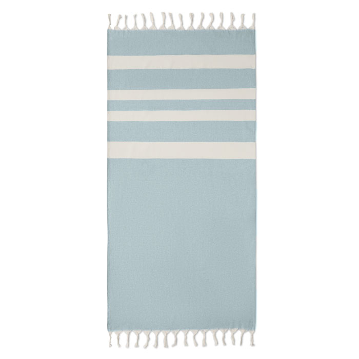 Een zogenoemde hamman handdoek met – volgens opgave – onder andere de volgende kenmerken en samenstelling:
- voor gebruik tijdens een hamman- of strandbezoek;
- een weefsel van gerecyclede vezels 140 g/m² , 43% katoen, 51% polyester en 6% viscose;
- aan de uiteinden afgewerkt met kwastjes.