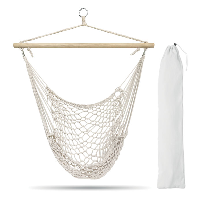 Een zogenoemde hangstoel met – volgens opgave – onder andere de volgende kenmerken en samenstelling:
- bedoeld om in te zitten;
- een geknoopt net van canvas (49% katoen, 46.6% polyster, 4.4% viscose);
- voorzien van een berkenhouten stok van 95 cm;
- voorzien van een ophangring van onedel metaal;
- voorzien van 2 musketonhaken;
Het artikel wordt geleverd in een canvas zak met dezelfde samenstelling en een handleiding.
