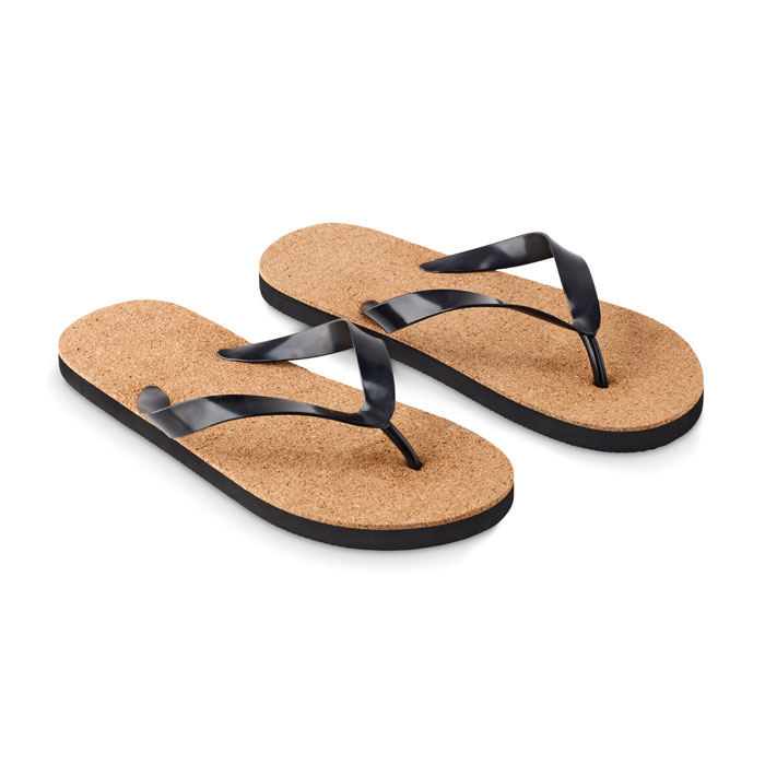 Een paar teenslippers met –volgens opgave– onder andere de volgende kenmerken en samenstelling:
- om aan de voet te dragen;
- het bovendeel bestaat uit een V-vormige band vervaardigd van kunststof van polyvinylchloride;
- de V-vormige band is aan weerszijden van het voetbed en tussen de tenen met een plug vastgezet aan de zool;
- de buitenzool is vervaardigd van Polymer Ethylene Vinyl Acetate (PEVA) en voorzien van een kurken toplaag.