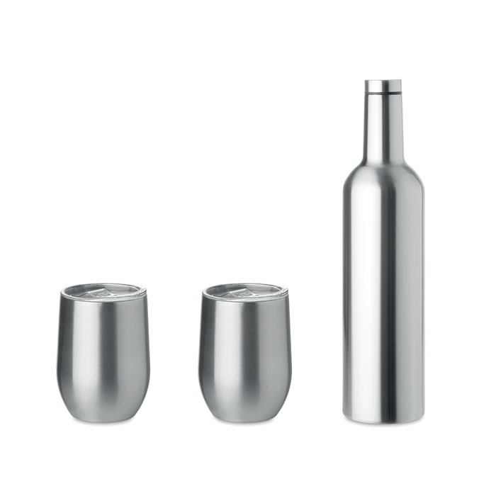 Een assortiment bestaande uit een thermosfles en 2 bekers met -volgens opgave- onder andere de volgende kenmerken en eigenschappen:
- voor gebruik bij het drinken en het warm of koud houden van vloeistoffen;
- een vacuüm geïsoleerde thermosfles van dubbelwandig roestvrij staal, met een inhoud van 750 ml;
- 2 dubbelwandige bekers met een inhoud van 350 ml voorzien van een kunststof deksel met drinkschuif.
Het geheel is opgemaakt voor de verkoop in het klein en verpakt in een kartonnen doos.