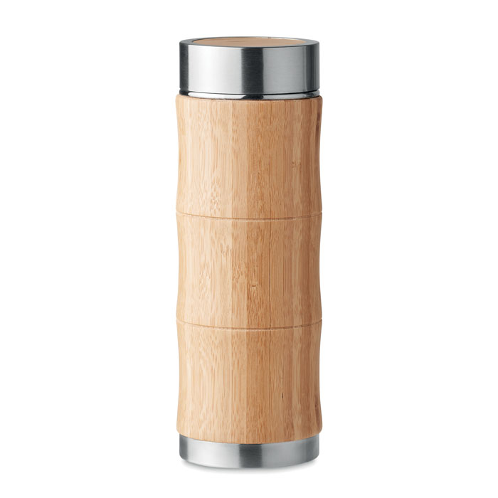 Een thermosfles met –volgens opgave– onder andere de volgende kenmerken en samenstelling:
- bedoeld om vloeistoffen warm of koud te houden;
- een fles van dubbelwandig roestvrijstaal;
- een buitenzijde van bamboe; 
- het deksel is van roestvrij staal, kunststof, siliconen ring en een bamboeplaatje;
- onder de deksel is een theezeef van roestvrij staal aangebracht;
- een inhoud van 350 ml.
