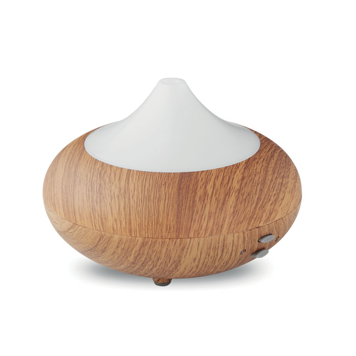 Een elektrisch werkende aroma diffuser met –volgens opgave– onder andere de volgende kenmerken en eigenschappen:
- voor het verspreiden van waterdamp met eventueel geurstoffen;
- een ronde houtkleurige kunststof behuizing met een witte trechtervormige bovenzijde voorzien van een opening;
- elektrisch werkend;
- voorzien van 2 LED-lampjes die 7 kleuren geven;
- de behuizing is voorzien van 2 drukknoppen, LED-indicatoren en een aansluiting voor de voeding;
- verspreidt de geurstof met behulp van een ventilator;
- inhoud van 170 ml.
De diffuser is verpakt voor de verkoop in het klein, tezamen met een voedingskabel en handleiding.