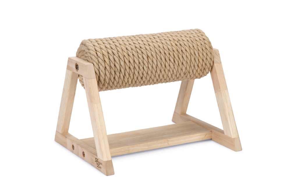 Een krabpaal met –volgens opgave- onder andere de volgende kenmerken en eigenschappen:
- ontworpen voor gebruik door katten om te kunnen krabben;
- vervaardigd van hout, piepschuim en jute touw;
- een houten frame met een daartussen horizontale geplaatste cilinder van piepschuim geheel bekleed met een touw van jute;
- afmetingen van 36 x 29,5 x 28 cm.
Het artikel is opgemaakt voor de verkoop in het klein en wordt gedemonteerd aangeboden tezamen met niet karakter bepalend montagemateriaal.
