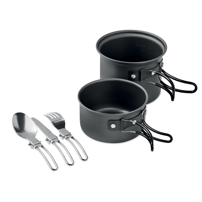Een zogenoemd campingsetje met – volgens opgave- onder andere de volgende kenmerken en samenstelling:
- om eten te bereiden en op te eten tijdens een kampeeruitje;
- 2 aluminium pannetjes;
- 1 bestekset van roestvast staal bestaande uit  1 mes, 1 vork en 1 lepel, alle 3 opvouwbaar in een zakje van textiel;
- afmetingen van de pannen 20,5 x 6,3 cm en 21,8 x 9,7 cm met een inhoud van respectievelijk 700 ml en 1200 ml.
De set wordt aangeboden in een zakje van geweven textiel.